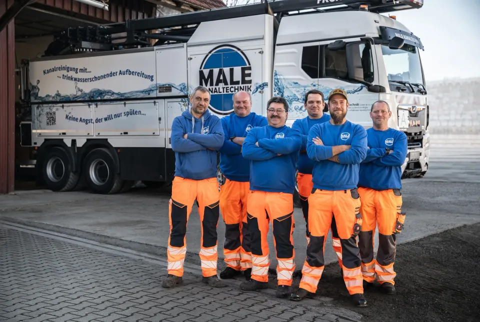 Team von MALE Kanaltechnik vor dem Spülfahrzeug in Leutkirch